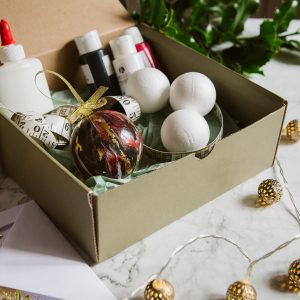 Acrylic Pour Baubles – Craft Box